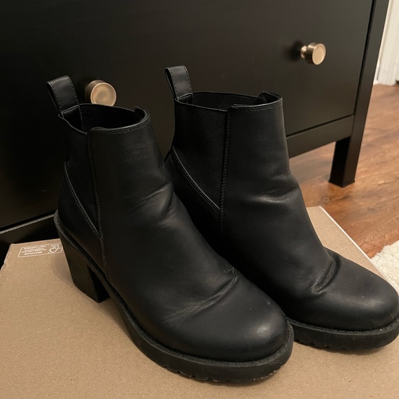 Boots - Picture 4 of 4